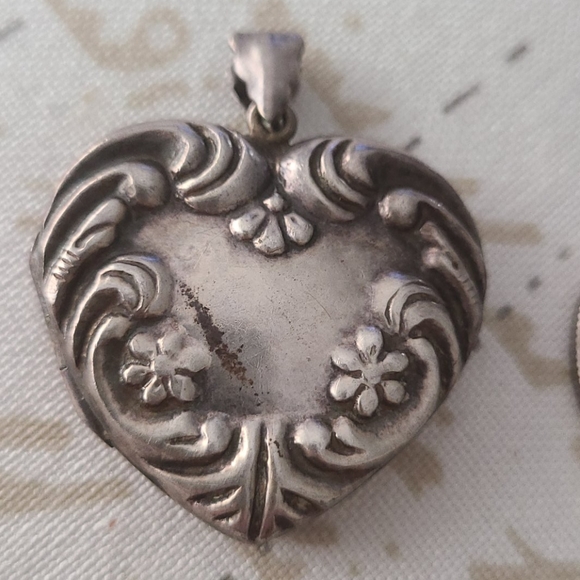 Antique 925 Sterling Repousse Heart Locket - Picture 2 of 6